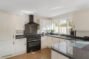 Spacious 5 bed Sunninghill with driveway parking